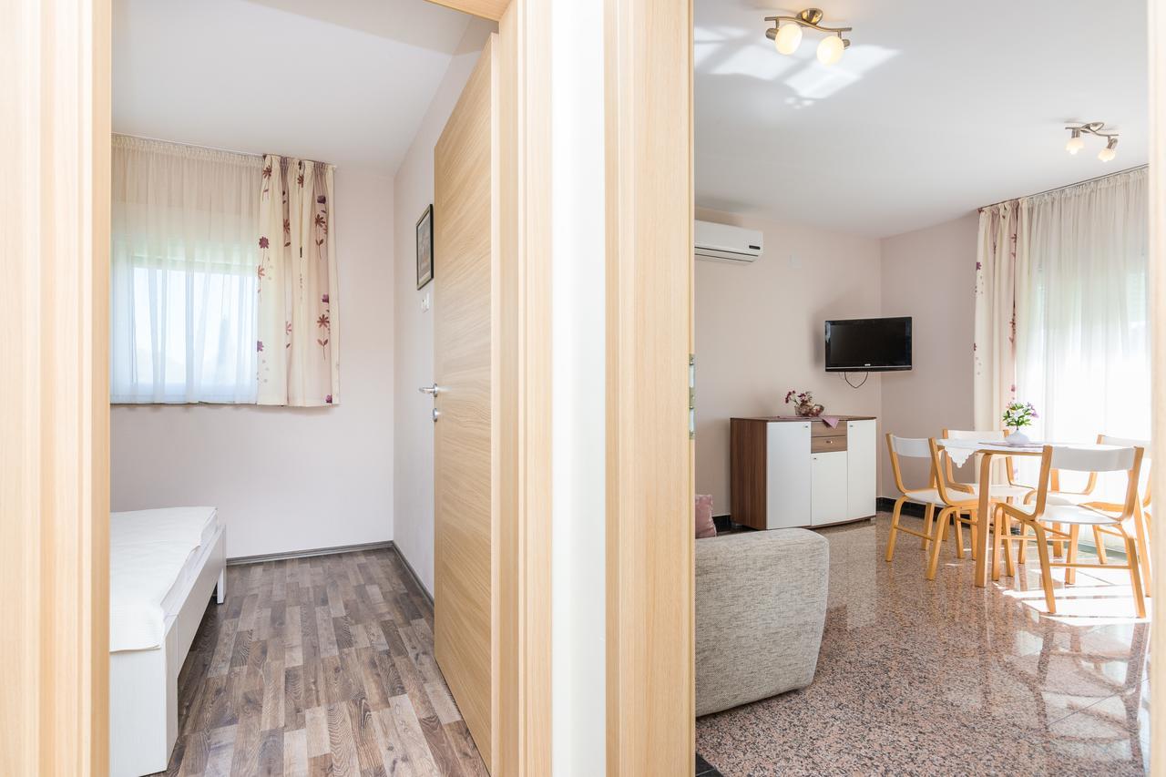 Apartmani Bepo Sveti Filip i Jakov Esterno foto