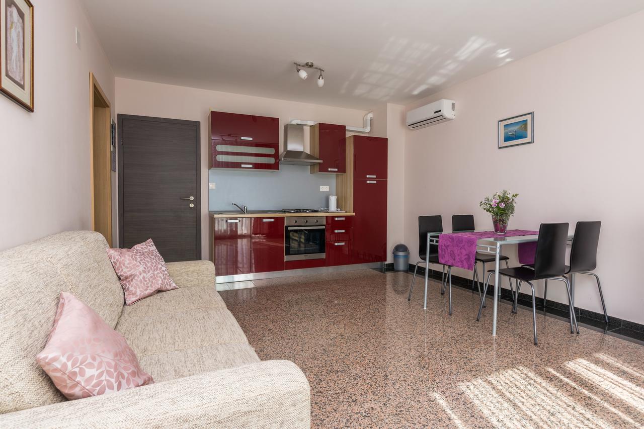 Apartmani Bepo Sveti Filip i Jakov Esterno foto